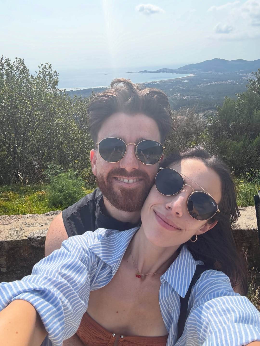 Brenda y Martín juntos en un mirador junto al mar